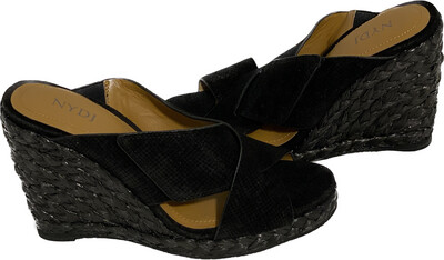 DONALD PLINER NYDJ SPARROW SANDAL (Sample)
WOMEN'S SIZE 6 M - #UNPAIR (LEFT AND RIGHT AVAILABLE)