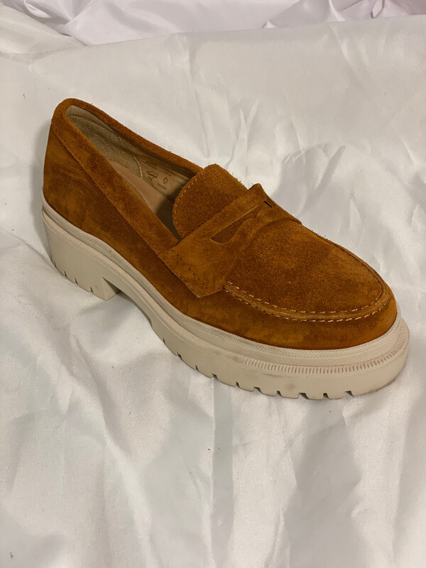 PATINA SLIP-ON "PENNY" LOAFER (Sample) 
WOMEN'S SIZE 6 - #UNPAIR (RIGHT)