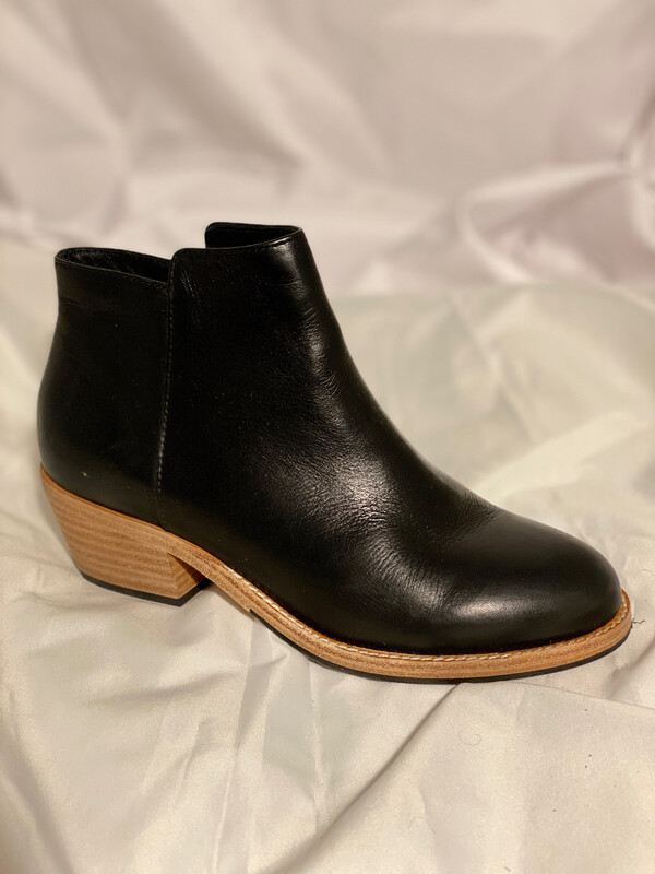PATINA ZIP-UP ANKLE BOOTIE (Sample) 
WOMEN'S SIZE 7M - #UNPAIR (RIGHT)