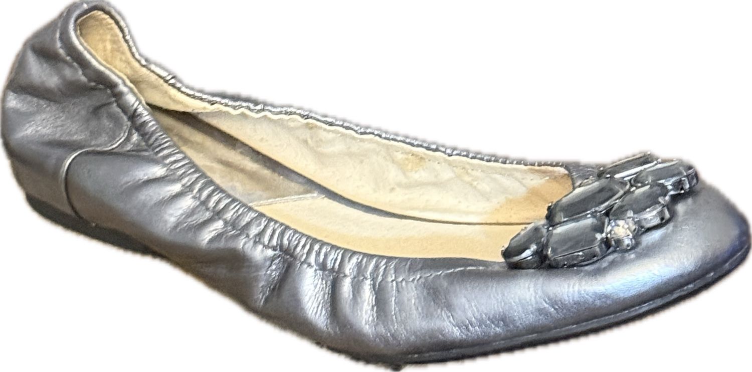 MICHAEL KORS SLIP-ON WOMEN'S SIZE 8M - #UNPAIR (RIGHT) MICHAEL KORS SLIP-ON WOMEN'S SIZE 8M - #UNPAIR (RIGHT)