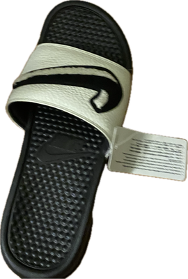 NIKE BENASSI JEI CHENILLE SLIDES
MEN'S SIZE 9 - #UNPAIR (RIGHT)