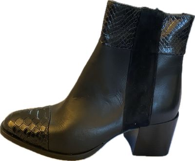 DONALD PLINER ETHICAL GEMI I BOOTIE (Sample) WOMEN'S SIZE 6 - #UNPAIR (LEFT AND RIGHT AVAILABLE*) DONALD PLINER ETHICAL GEMI I BOOTIE (Sample) WOMEN'S SIZE 6 - #UNPAIR (LEFT AND RIGHT AVAILABLE*)