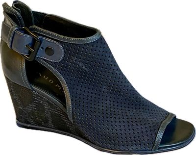 DONALD PLINER LOTTIE BOOTIE (Sample) WOMEN'S SIZE 6M - #UNPAIR (RIGHT) DONALD PLINER LOTTIE BOOTIE (Sample) WOMEN'S SIZE 6M - #UNPAIR (RIGHT)