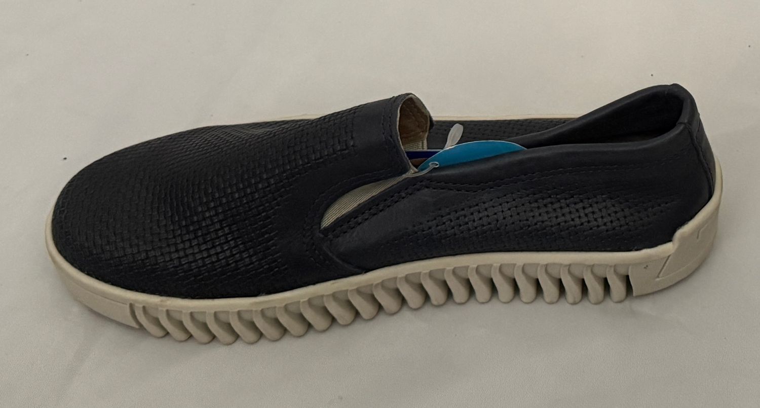 Pegada Women’s Leather Casual Slip-On Sneaker  WOMEN'S SIZE 6M - #UNPAIR (Right)