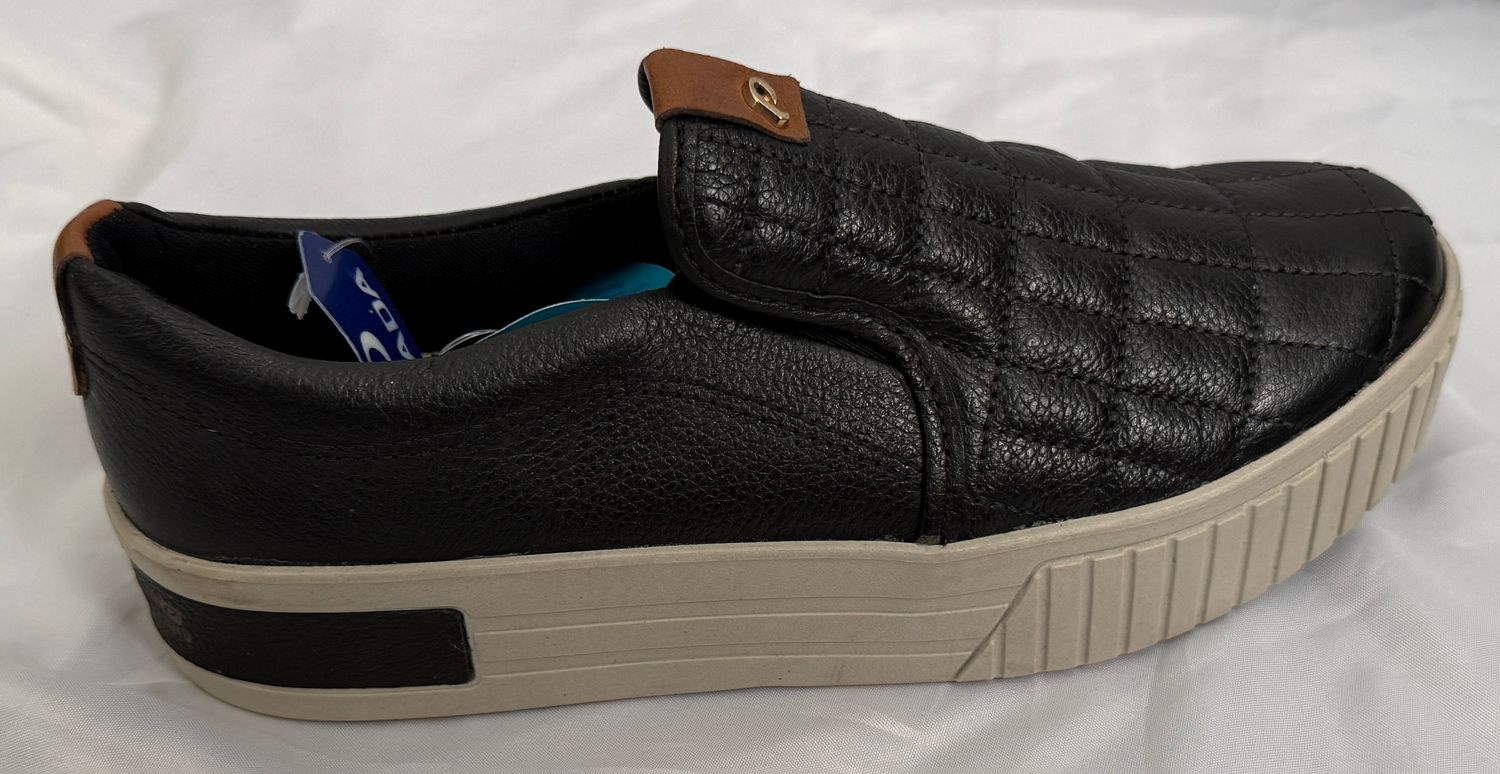 Pegada Women’s Leather Slip-On Sneaker   WOMEN'S SIZE 6M - #UNPAIR (Right)