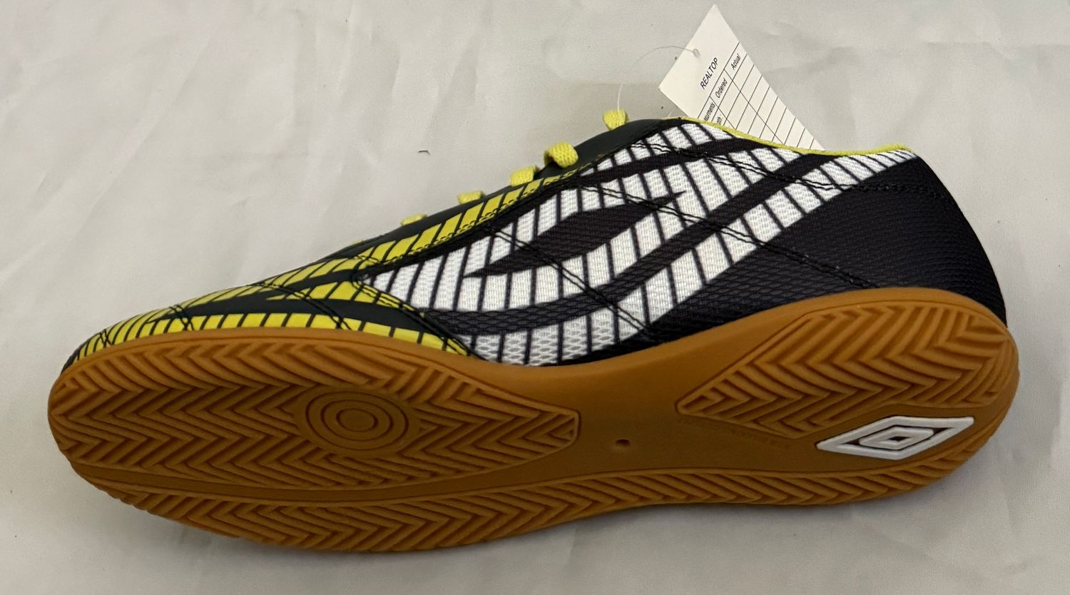 UMBRO SALA Z5 FUTSAL (Sample) MEN’S SIZE 9 - #UNPAIR (RIGHT) UMBRO SALA Z5 FUTSAL (Sample) MEN’S SIZE 9 - #UNPAIR (RIGHT)