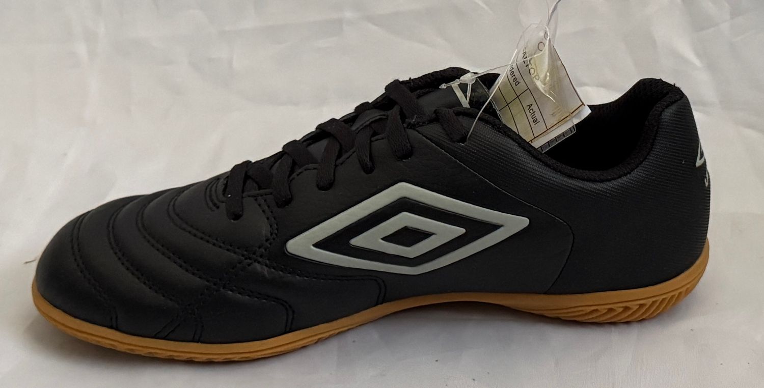 UMBRO SALA STREET (Sample) KID’S SIZE 3.5 - #UNPAIR (RIGHT) UMBRO SALA STREET (Sample) KID’S SIZE 3.5 - #UNPAIR (RIGHT)
