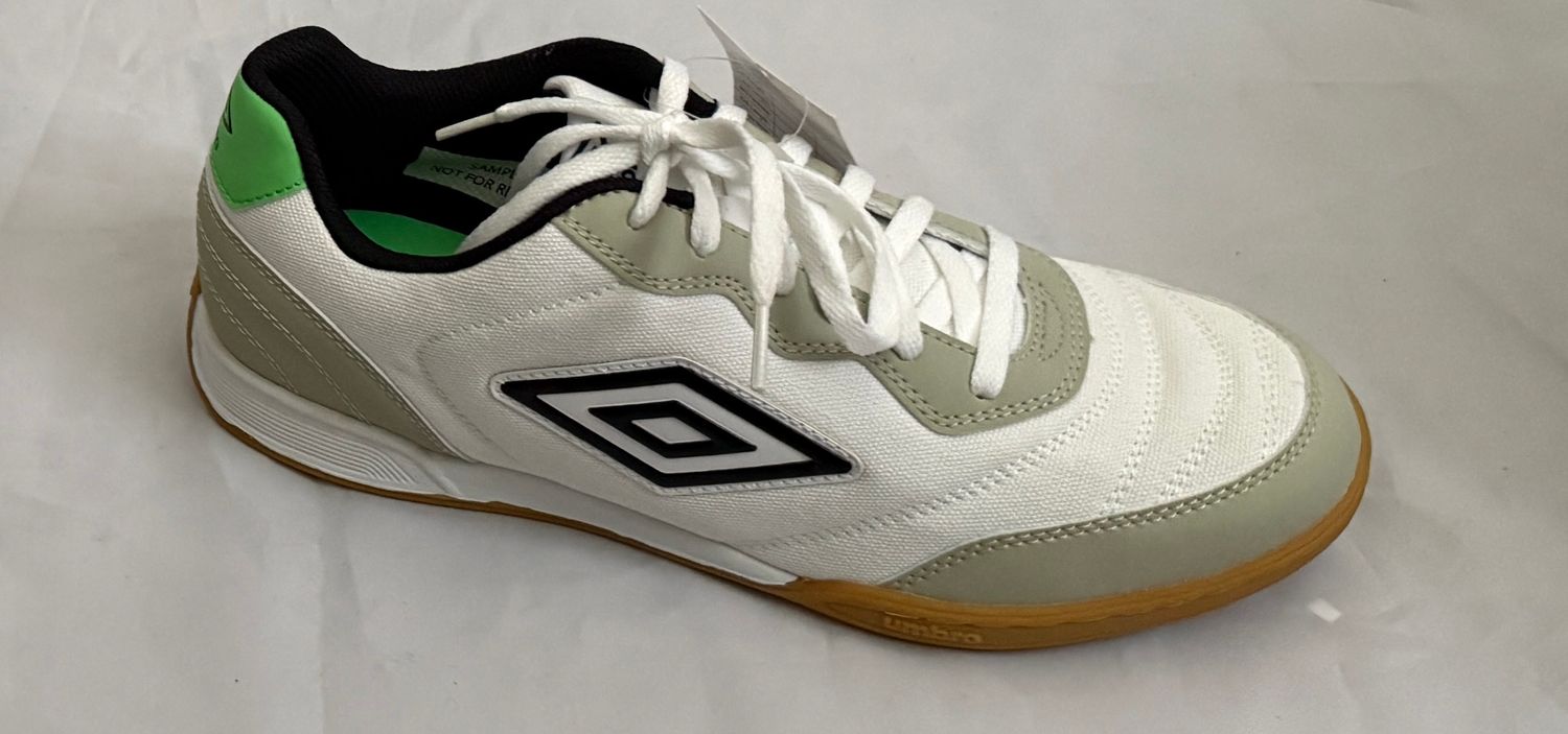 UMBRO SALA STREET (Sample) MEN’S SIZE 9 - #UNPAIR (RIGHT) UMBRO SALA STREET (Sample) MEN’S SIZE 9 - #UNPAIR (RIGHT)