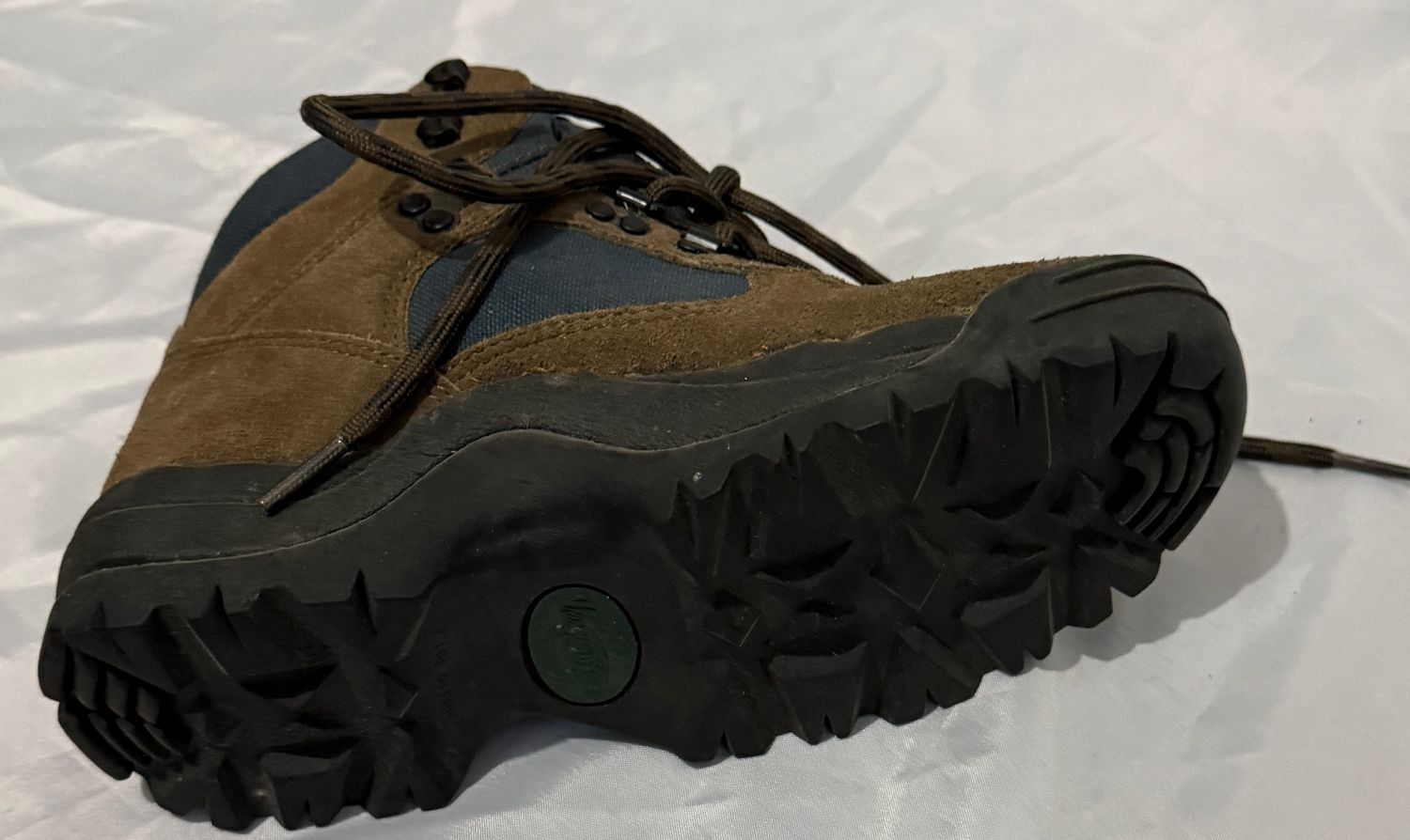 VASQUE GORE-TEX HIKING BOOT WOMEN'S SIZE 6M - #UNPAIR (RIGHT)