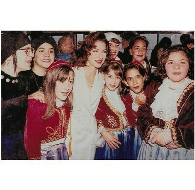 Estefan, Gloria / Dressed in White, Surrounded by Children | Photo Print