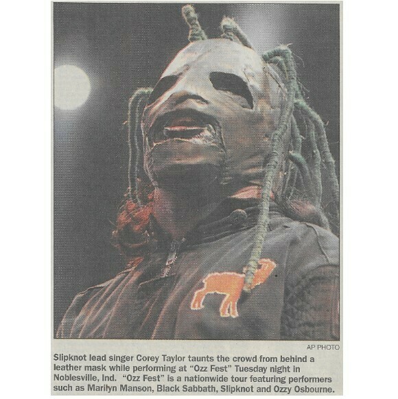 Slipknot / Lead Singer Corey Taylor Taunts the Crowd | Newspaper Photo | June 2001