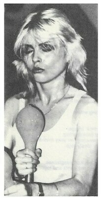 Blondie / Debbie Harry-On Stage-Eyes Closed-with Shaker | Magazine Photo | 1970s