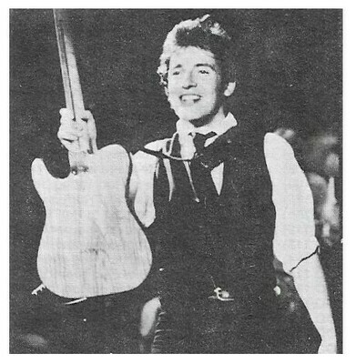 Springsteen, Bruce / On Stage, Smiling, Holding Guitar Up | Magazine Photo | 1970s | Large Version