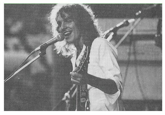 Frampton, Peter / On Stage-Singing-Open Shirt / 1976