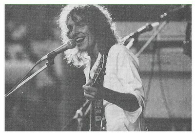 Frampton, Peter / On Stage-Singing-Open Shirt | Magazine Photo | 1976