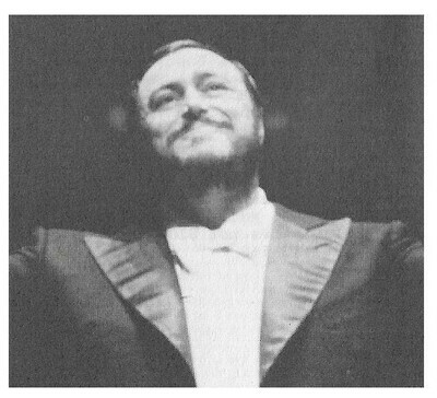 Pavarotti, Luciano / On Stage-Smiling-Looking Up