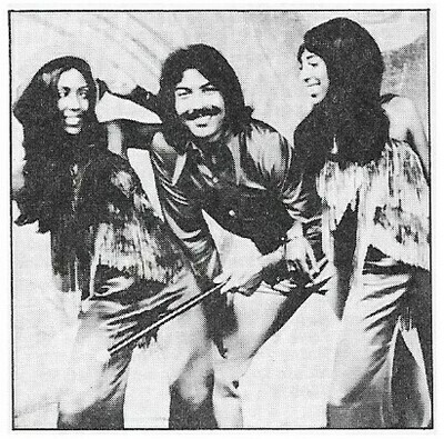 Orlando, Tony (+ Dawn) / On Stage, Telma On Left | Magazine Photo | 1970s