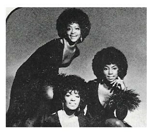Three Degrees, The / Group Photo, Sheila at Bottom | Magazine Photo | 1970s