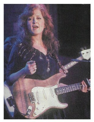 Raitt, Bonnie / On Stage-Black Top-Singing | Magazine Photo | 1988