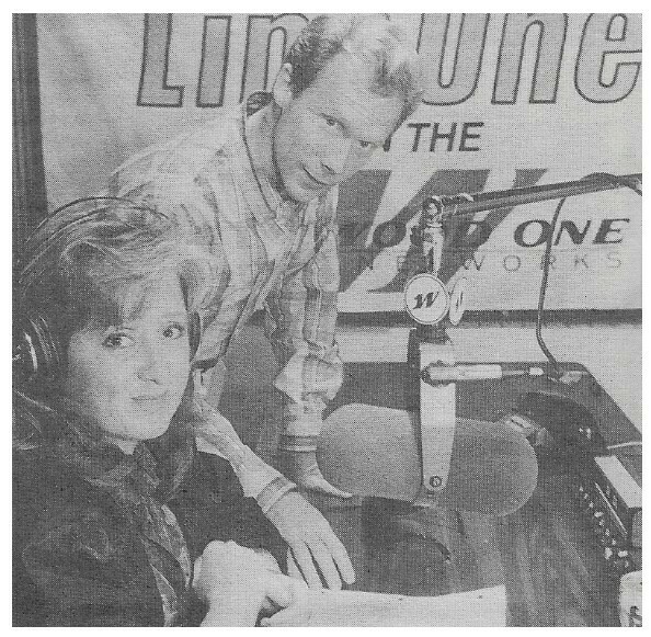 Raitt, Bonnie / At Radio Station for Westwood One | Magazine Photo | 1986