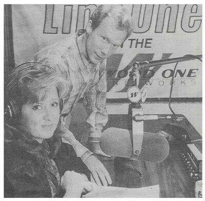 Raitt, Bonnie / At Radio Station for Westwood One | Magazine Photo | 1986