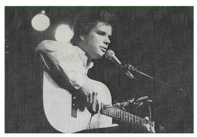 Kottke, Leo / On Stage-Sitting-with Microphone and Guitar | Magazine Photo | 1981