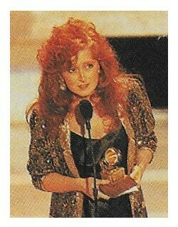 Raitt, Bonnie / Holding Grammy Award | Magazine Photo | February 1990