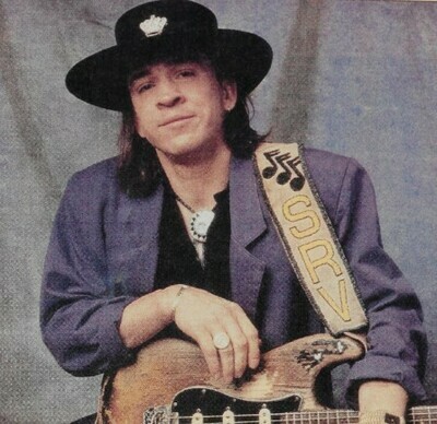 Vaughan, Stevie Ray / Dark Purple Outfit-Blue Background (1990)
