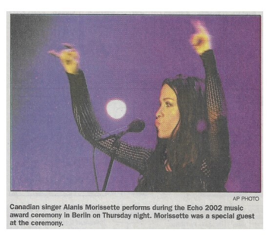 Morissette, Alanis / Berlin, Germany (Echo Music Awards) | Newspaper Photo | March 2002
