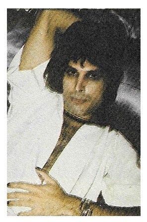 Queen / Freddie Mercury-White Outfit-Relaxing | Magazine Photo | 1977