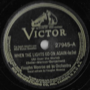 Monroe, Vaughn / When the Lights Go On Again | Victor 27945 | 10 Inch Shellac Single (78 RPM) | July 1942