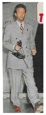 Clapton, Eric / Walking-Grey Suit-Holding Award / 1993