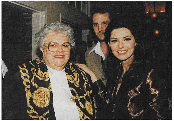 Twain, Shania / With Hazel Smith - Shania in Black Leather Jacket | 1996