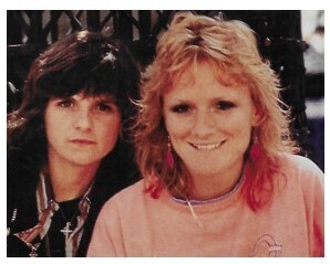 Indigo Girls / 1990: Amy in Black, Emily in Orange, Closeup