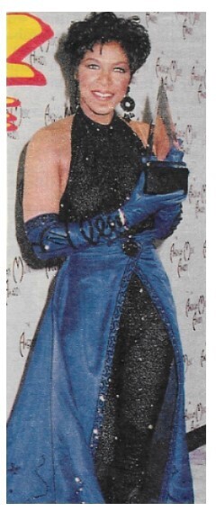 Cole, Natalie / 1992: At American Music Awards-Holding Award