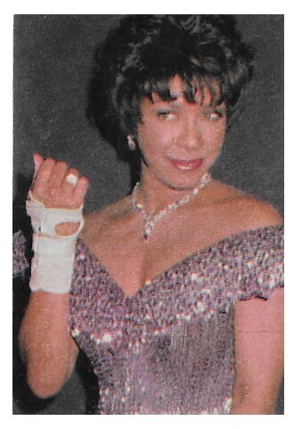 Cole, Natalie / Holding Up Injured Wrist / 1993