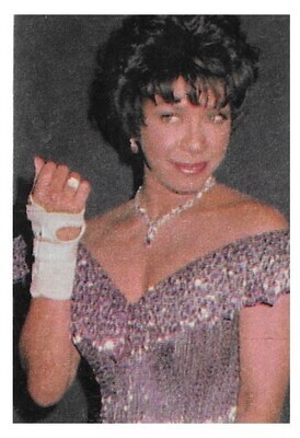 Cole, Natalie / Holding Up Injured Wrist / 1993