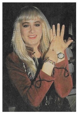 Bangles / Debbi Peterson-Pointing at Her Ring / 1989