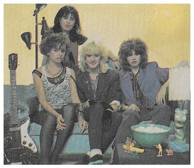 Bangles / Group Photo-Blue Couch-Yellow Wall / 1984