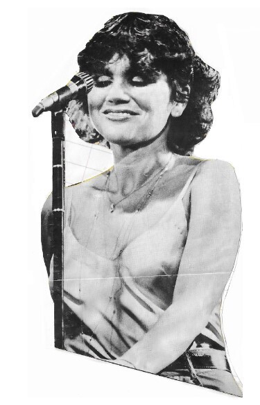 Ronstadt, Linda / On Stage-Smiling-at Mic.-Low-Cut Top