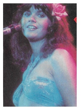 Ronstadt, Linda / On Stage-Pink Flower in Hair-Blue Top / 1976