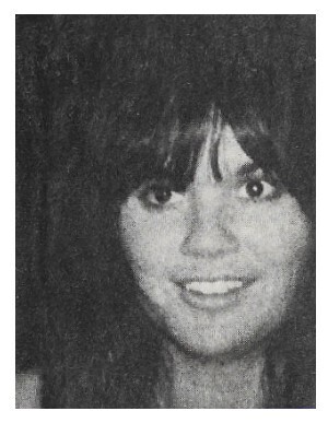 Ronstadt, Linda / 1977: Closeup-Smiling-Dark Background