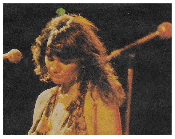 Ronstadt, Linda / 1977: On Stage-Looking Down-Flowered Dress