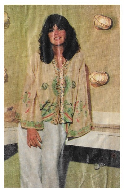 Ronstadt, Linda / 1976: Backstage-White Pants-Half Moon Necklace