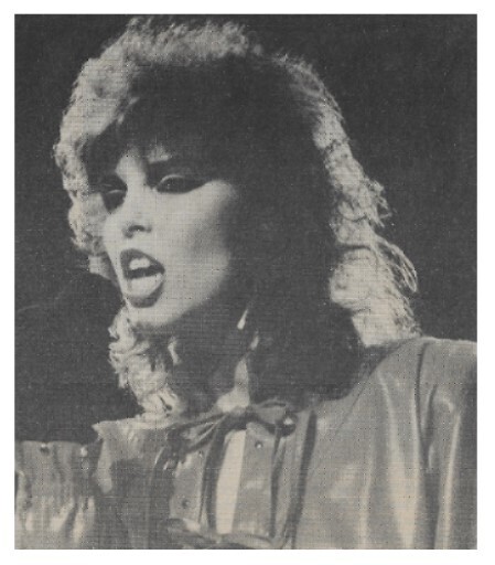 Benatar, Pat / 1983: On Stage-Singing-Profile