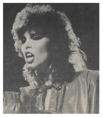 Benatar, Pat / 1983: On Stage-Singing-Profile