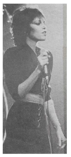 Benatar, Pat / 1980: On Stage-Profile-Holding Mic.
