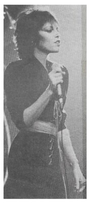 Benatar, Pat / 1980: On Stage-Profile-Holding Mic.