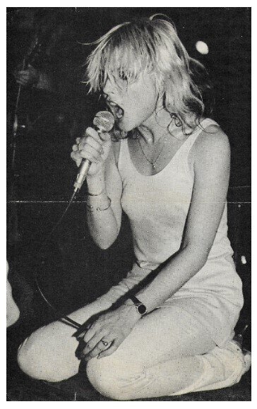 Blondie / Debbie Harry On Stage-On Knees-Tank Top (1978)