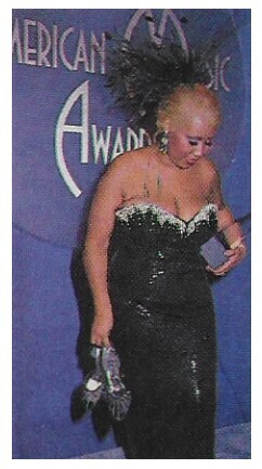 Franklin, Aretha / American Music Awards (Holding Shoes and Award) / 1983